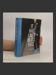 It has lines in its face - náhled