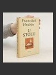 U stolu - náhled